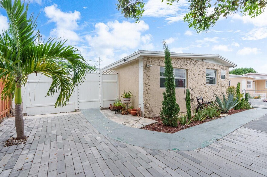 Primary Photo - 201 NE 28th Ct