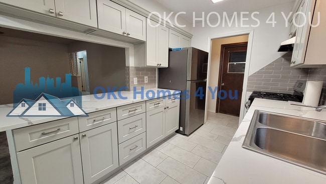 Building Photo - Updated 3 bed in Yukon