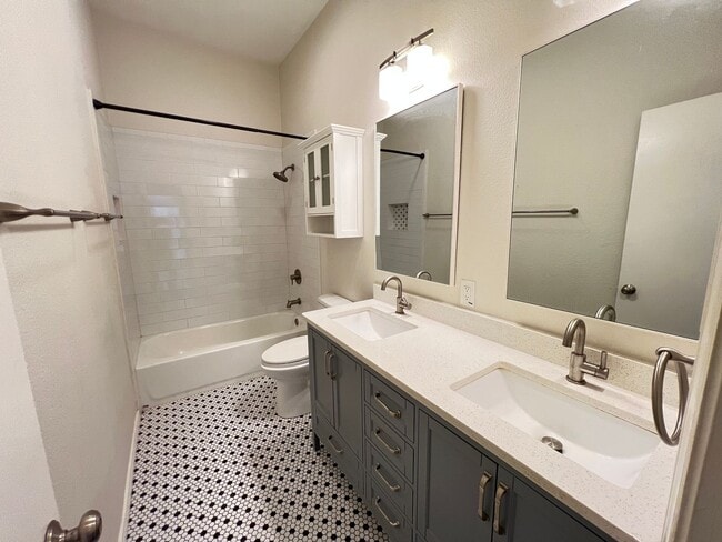 Building Photo - High Hollows