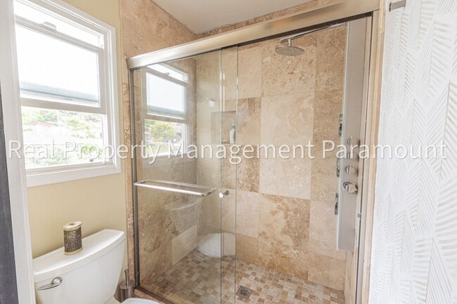 Building Photo - Modern, Eco-Friendly 4BR Home with Views i...