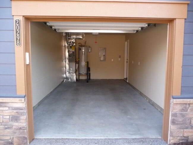 Building Photo - NW Bend 3 Bed/2.5 Bath Villa - Schaeffer D...