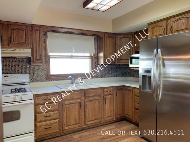 Building Photo - ***SINGLE FAMILY RANCH / 3 BDRM / 2.5 BTH ...