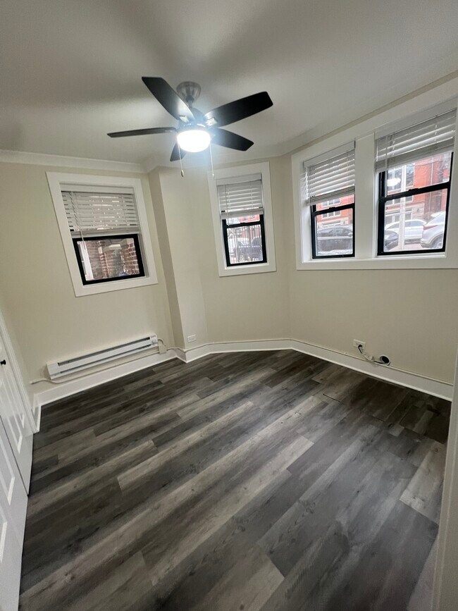 Building Photo - 3839 N Greenview Ave