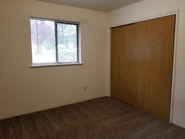 Building Photo - 1685 Cloverlawn Dr