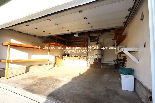 Building Photo - Newly renovated 3 bedroom / 2 bathroom hou...