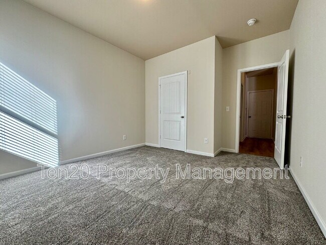 Building Photo - 789 Honey Do Ct