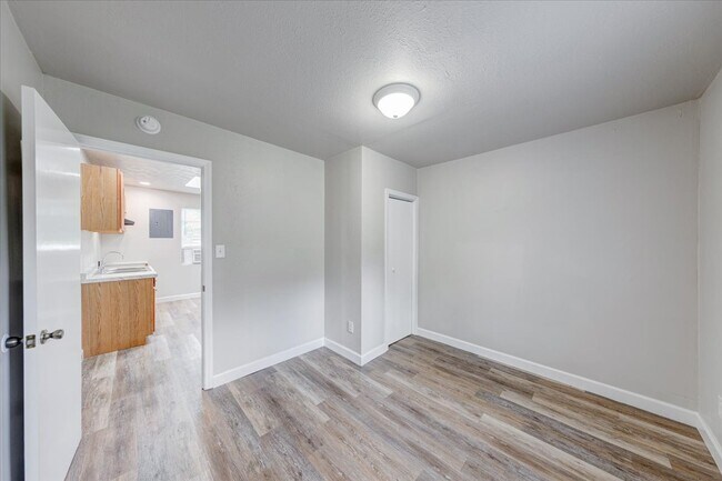 Building Photo - 1565 Martin St