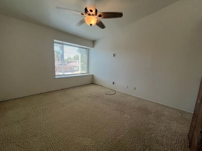 Building Photo - Spacious 3bed 2.5bath 2 story home available now!