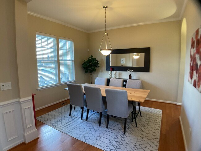 Building Photo - Meticulously maintained 3 bed, fenced yard...