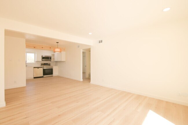 Building Photo - Beautiful 2-bedroom, 1-bathroom townhouse located in the vibrant city of El Paso