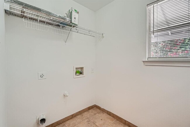 Building Photo - 1293 Amberwood Loop