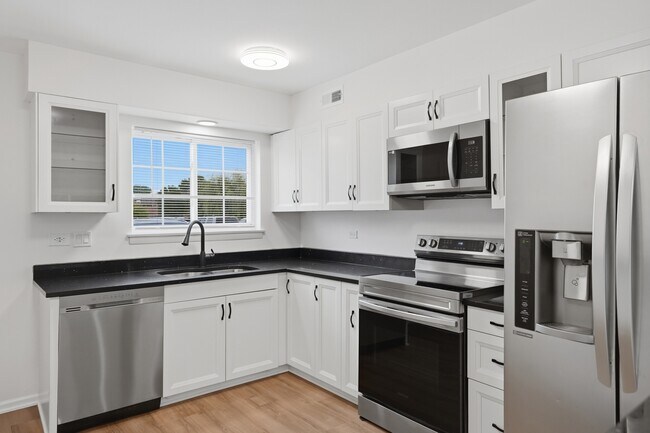 Building Photo - 9388 Bay Colony Dr