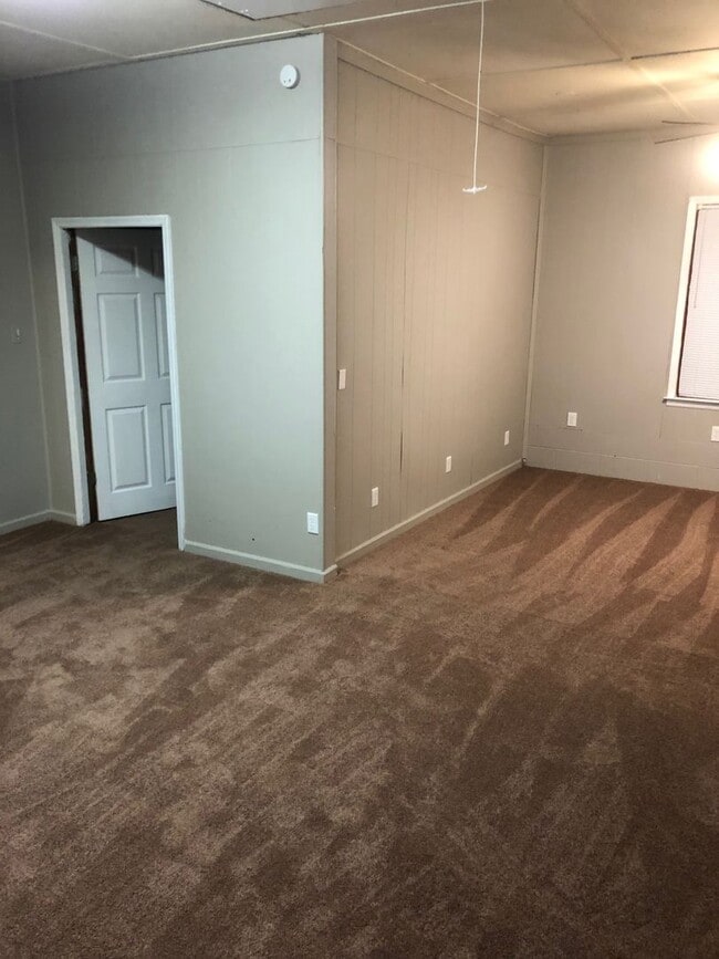 Building Photo - 3 bed/ 1 bath ranch