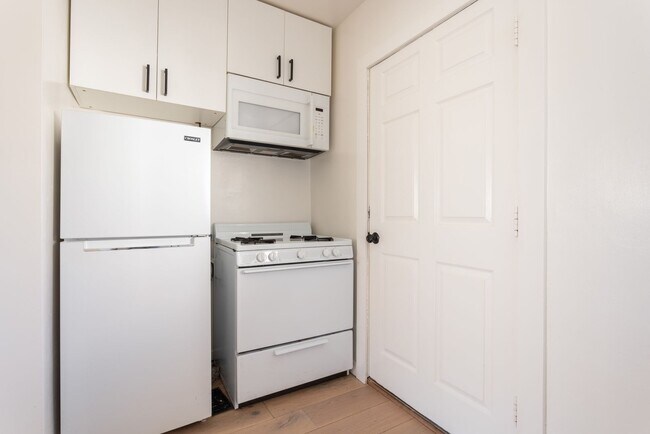 Building Photo - Sunny Venice Boardwalk Studio