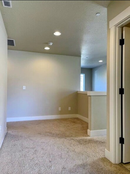 Upper floor - 552 NE 77th Ave
