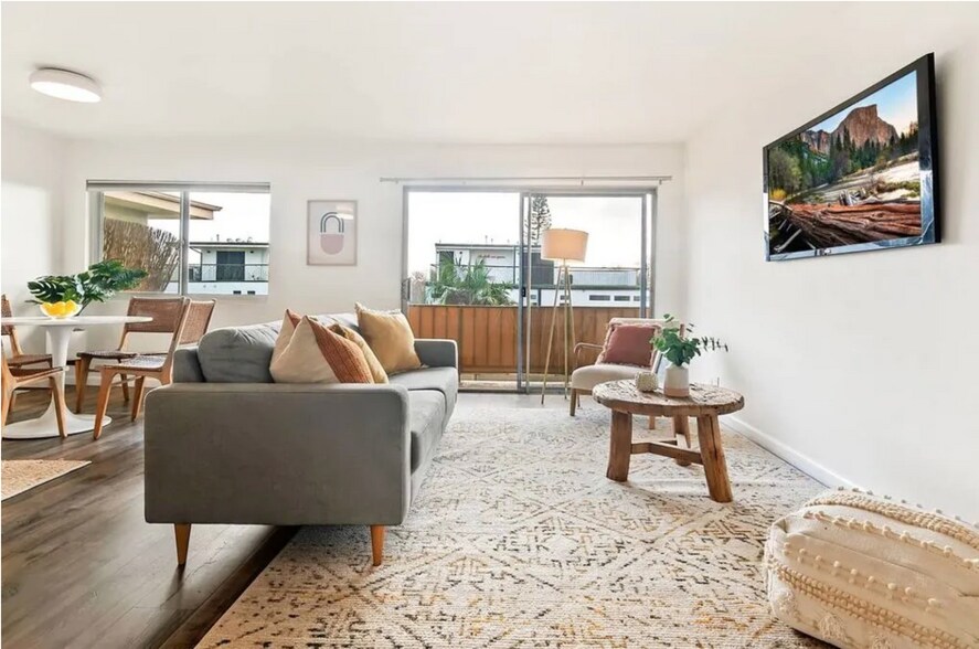 Building Photo - 525 N Sycamore Ave