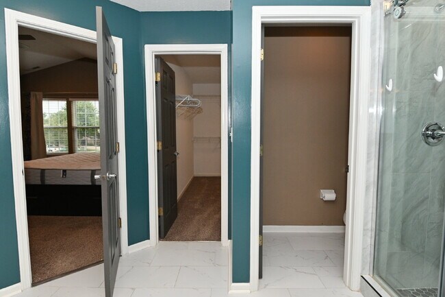 Building Photo - Spacious 4-Bedroom Haven with 2.5 Baths and Nearly 3,000 Sq Ft of Comfort in Indianapolis!