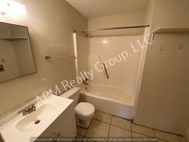 Building Photo - Duplex in convenient location