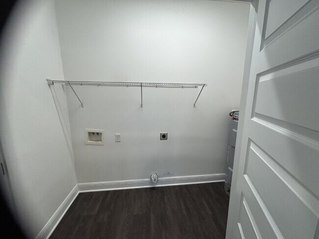 Building Photo - 2BD 2.5 BA TOWNHOME FOR RENT CLOSE TO TTU!