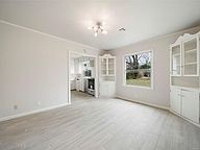 Building Photo - Updated 2 Bed 1 Bath Rental Home Tulsa