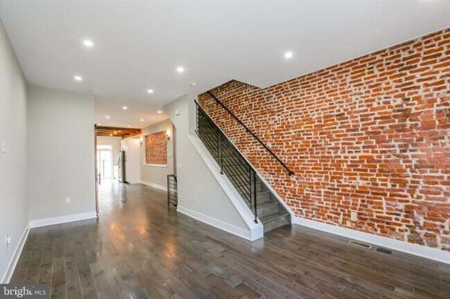 Building Photo - Gorgeously renovated classic row home with Off-Street Parking
