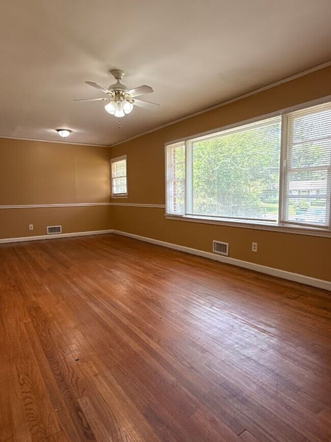 Building Photo - 3 bed and 1 bath in Decatur!