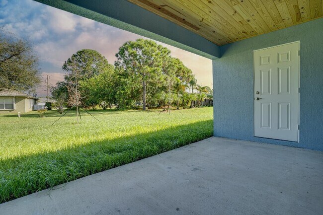Building Photo - 5809 NW Beckham Ct
