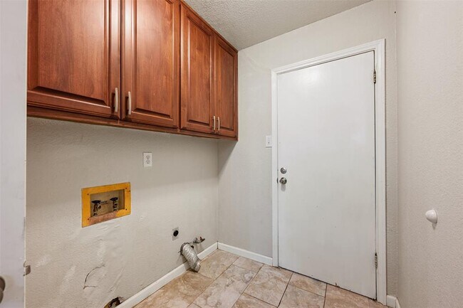 Building Photo - 2506 Oak Ln