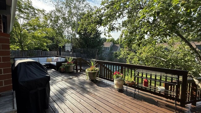 Building Photo - Pristine Single-Family Home in the Heart o...