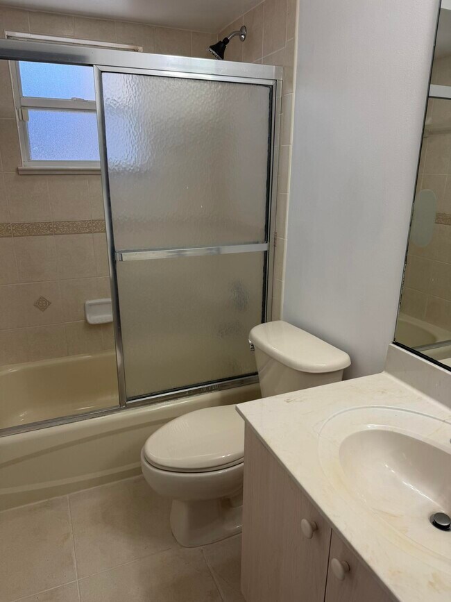 Building Photo - 137 SW Meade Cir