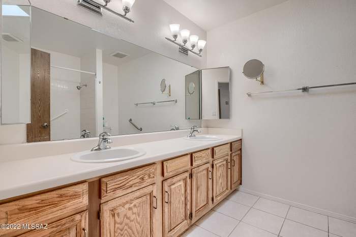 Building Photo - 7551 E La Cienega Dr