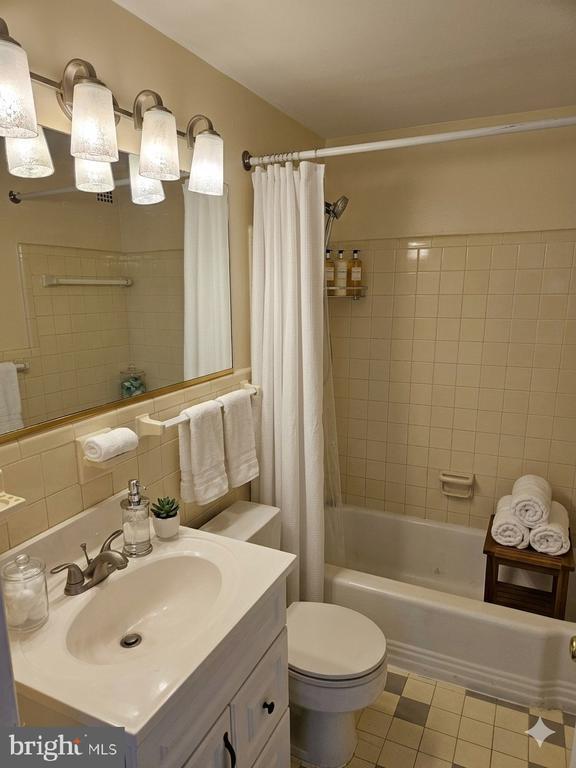 Building Photo - 6631 Wakefield Dr