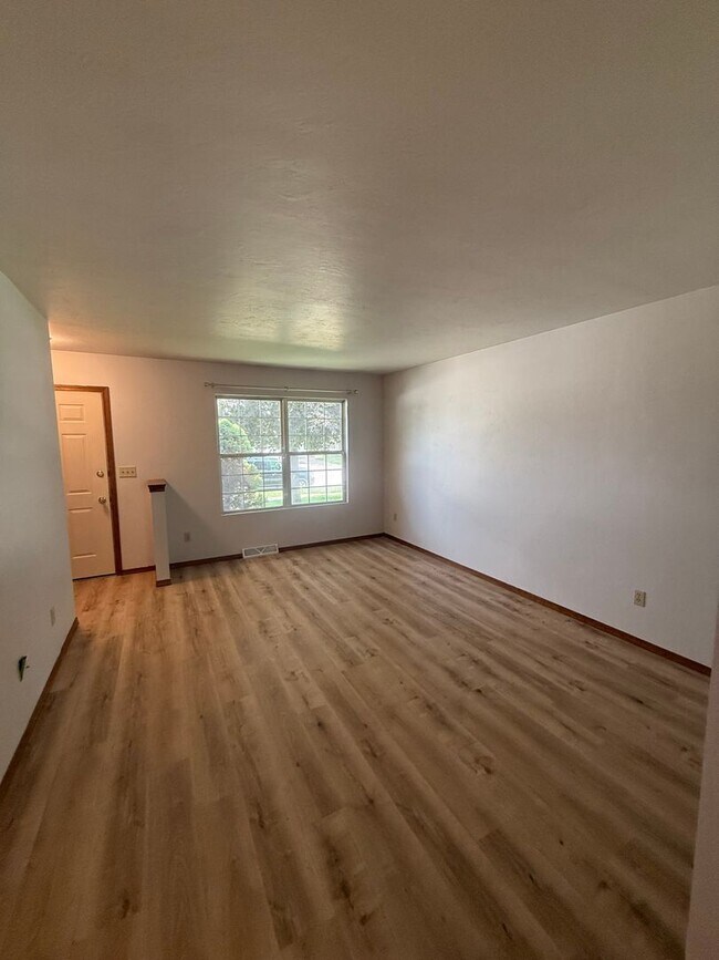 Building Photo - 600-602 Mollies Way