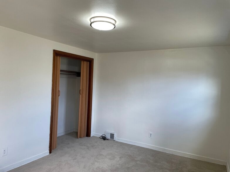 Building Photo - 206 Whipple St