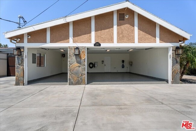 Building Photo - 6443 Matilija Ave