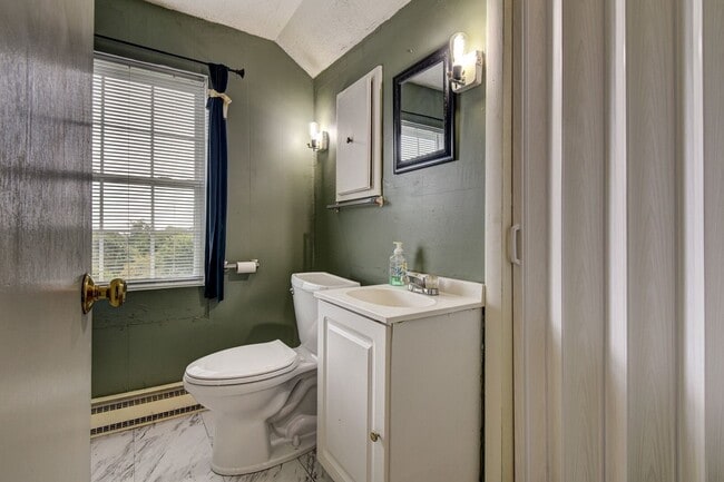 Building Photo - Charming and Spacious Home!