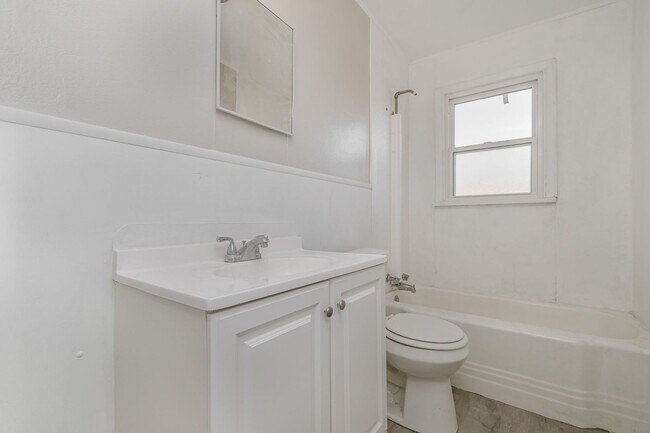 Building Photo - 2304 SW 8th Ave