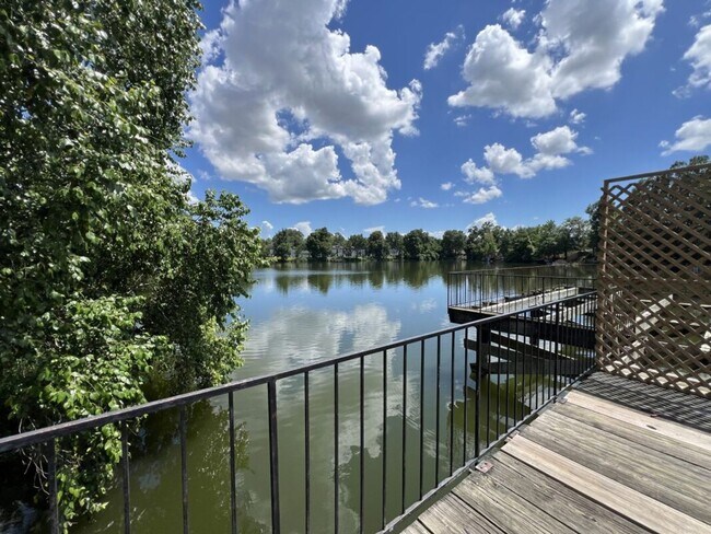 Building Photo - Fully Renovated 3 Bedroom Apartment in Pri...