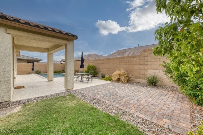 Building Photo - 489 Intonation St