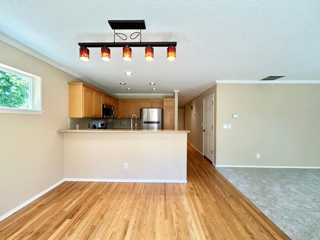 Building Photo - Cozy 4 Bed, 2.5 Bath House!
