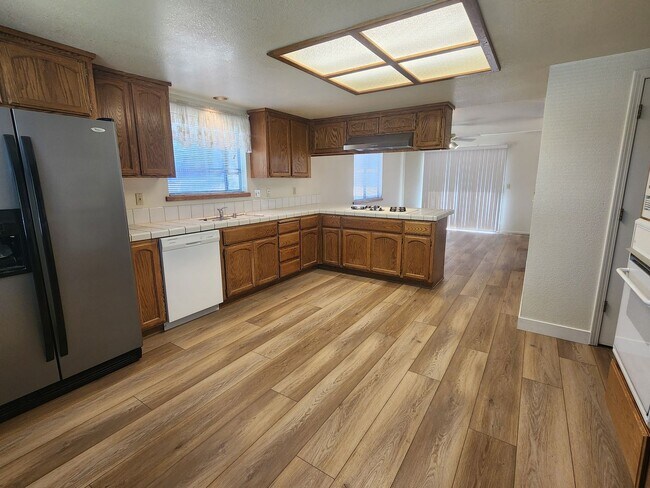 Building Photo - Home For Rent in Sunridge