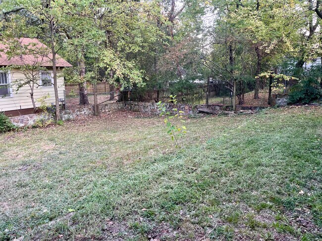 Building Photo - 423 N Van Buren St