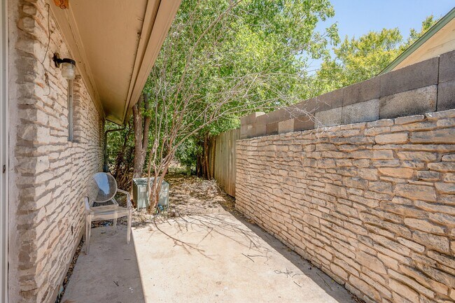 Building Photo - "Charming 2-Bed Duplex in Austin's Vibrant...