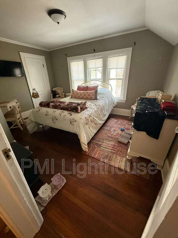 Building Photo - 145 Soundview Rd