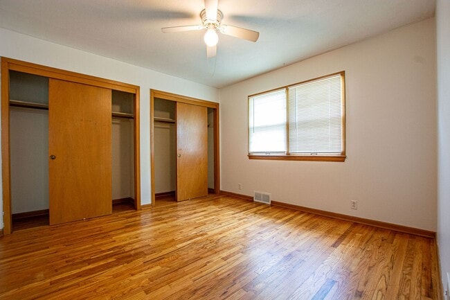 Building Photo - 2 Bedroom / 1 Bath Duplex with Private Basement and Washer/Dryer!