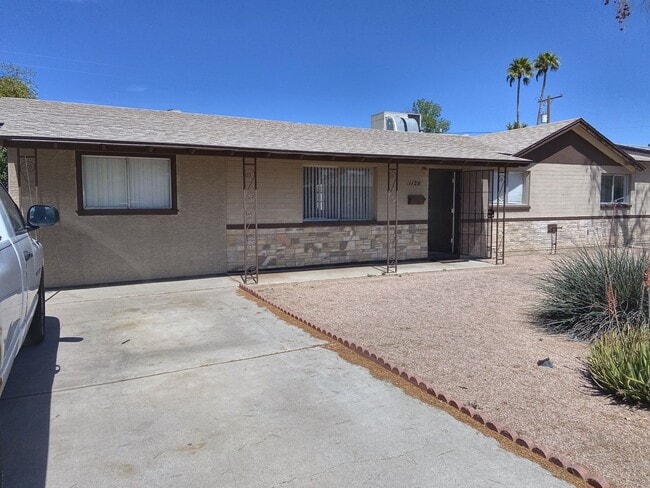 Primary Photo - LARGE 4BR/2BA HOUSE FOR RENT