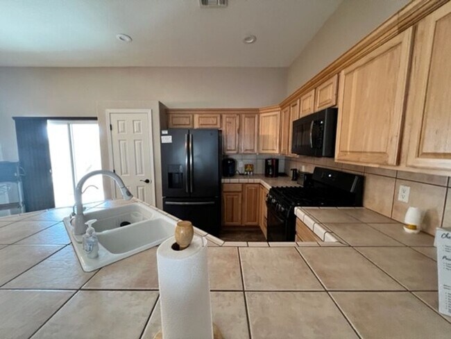 Building Photo - 3 BR LUXE Home-Walk to Colorado River, Golf & near Rotary Park.