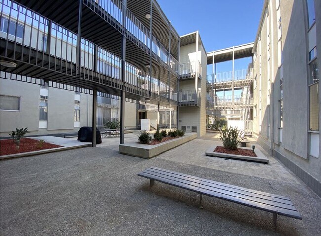 Building Photo - 1155 E Del Mar Blvd