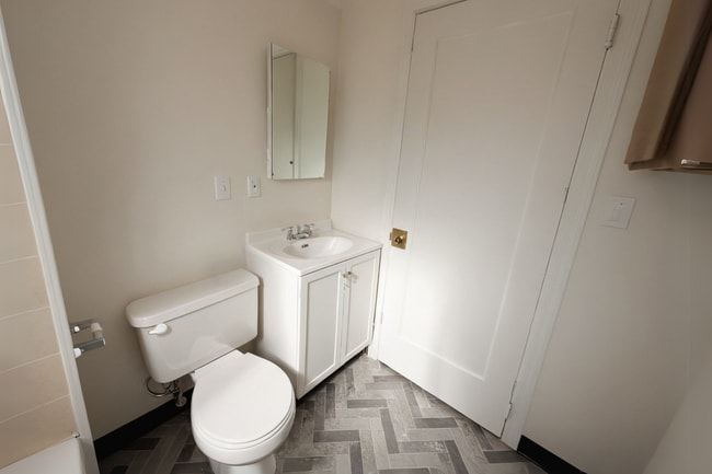 Building Photo - Arbor Court 1802