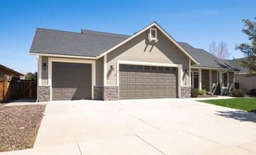 Building Photo - Well-maintained 3-bedroom, 2-bath home